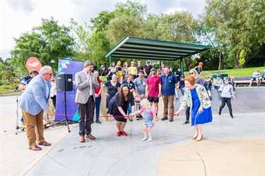 Baw Baw Shire CEO Mark Dupe, Mayor Cr Michael Leaney, Harriet Shing MP, Rawson resident Mackenzie Doyle and Regional Development Victoria, Regional Director Sara Rhodes-Ward cutting the ribbon.