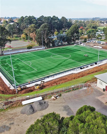 The 50mm synthetic grass cover has been installed.