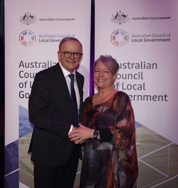 Prime Minister Anthony Albanese and Mayor of Baw Baw Shire Cr Annemarie McCabe